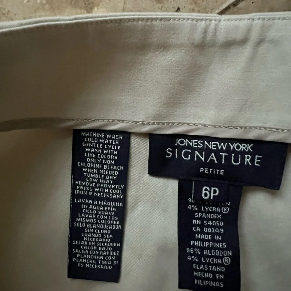 Jones New York signature 6 petite capris NWOT gold accents at hem - Picture 7 of 10